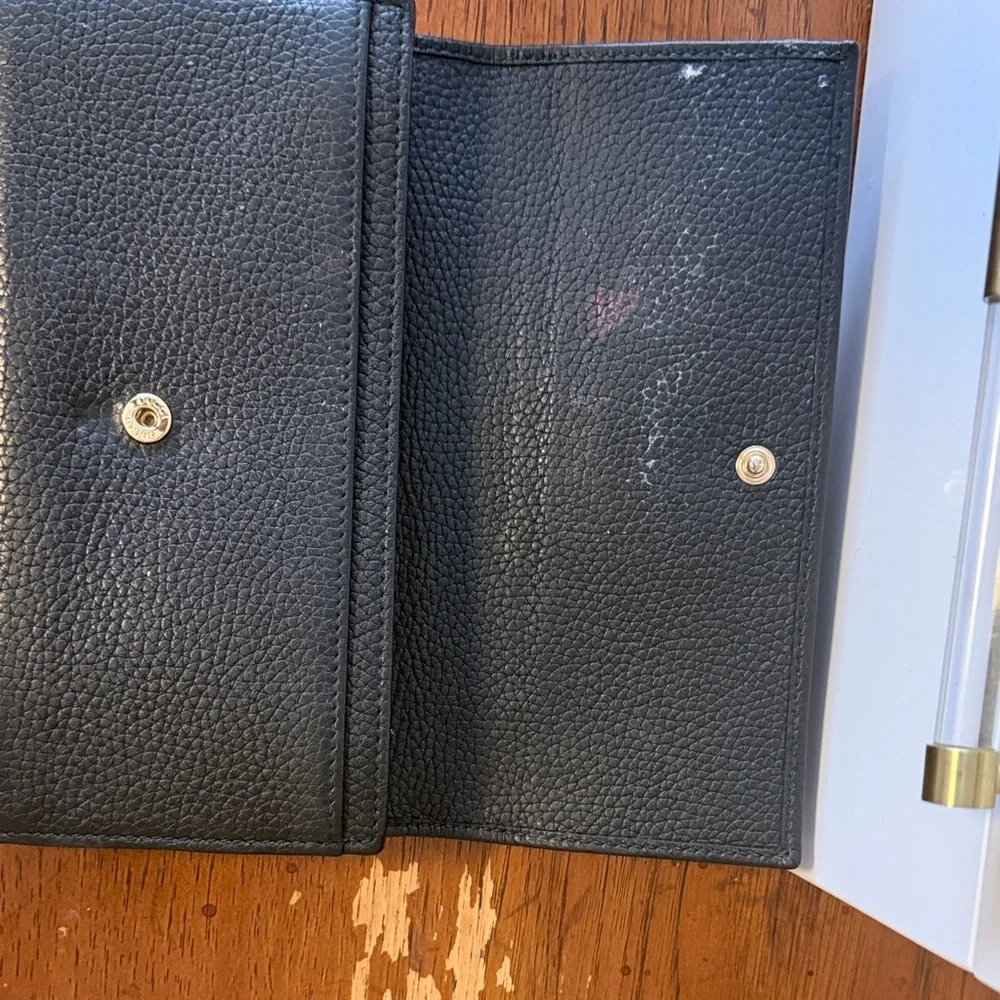 Gucci Black Leather Women's Wallet with Embossed Logo - Picture 4 of 5